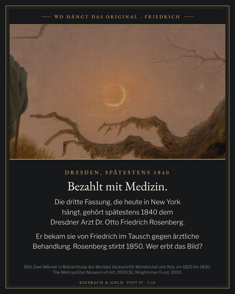 Nahaufnahme: die Mondsichel mit Glut am Horizont über einem Ast.