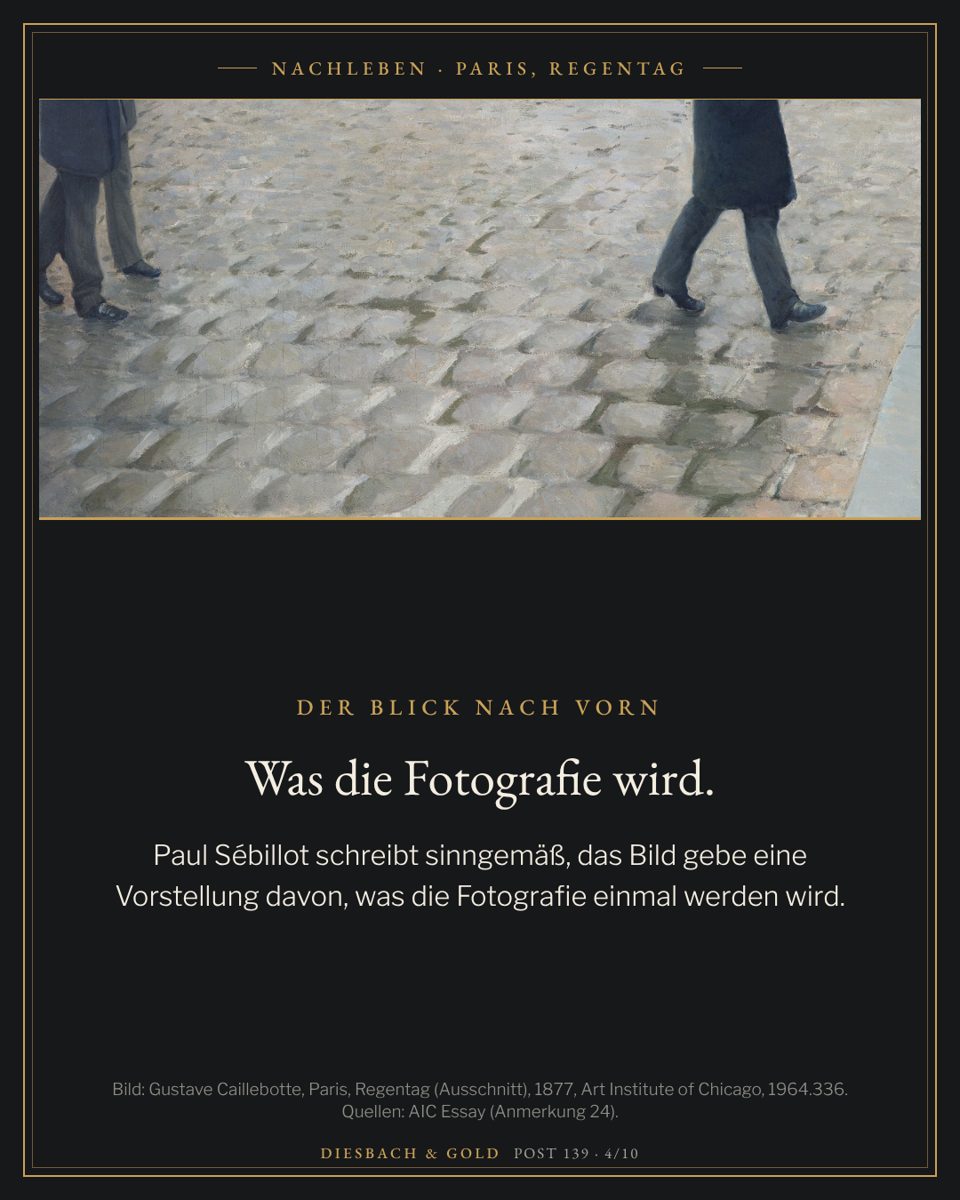 Ausschnitt mit nassem Kopfsteinpflaster und seinen Spiegelungen.