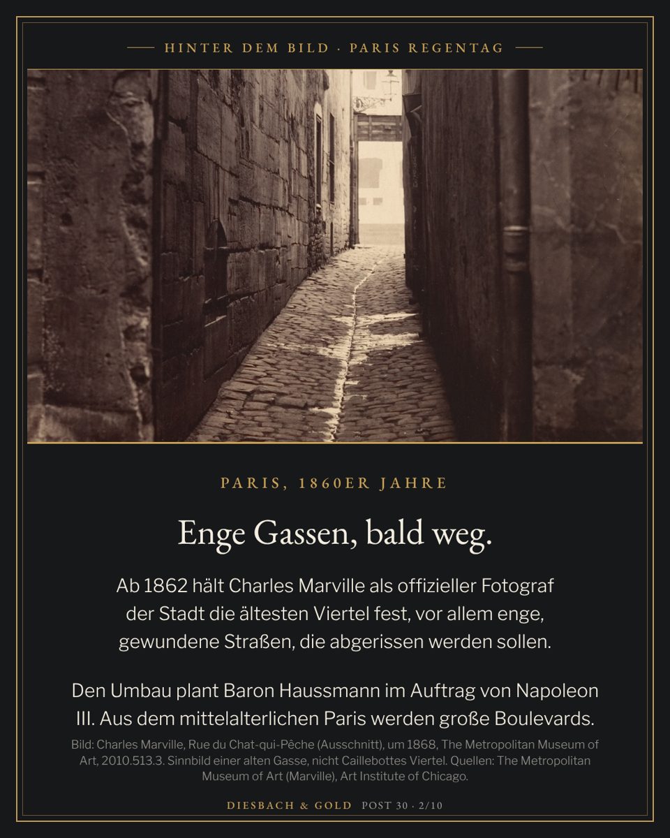 Sepiafarbene Fotografie einer sehr engen, hohen Gasse mit Kopfsteinpflaster: Charles Marville, Rue du Chat-qui-Pêche, um 1868 (The Met).