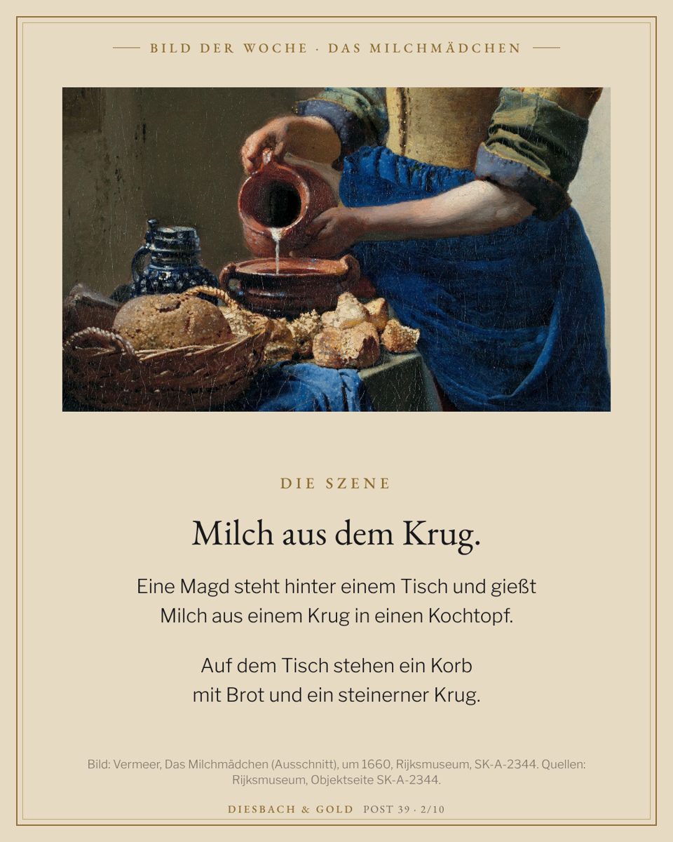 Ausschnitt: Die Hände der Magd gießen Milch aus einem Tonkrug in einen Topf; links stehen ein Brotkorb, ein steinerner Krug und ein blaues Tuch auf dem Tisch.