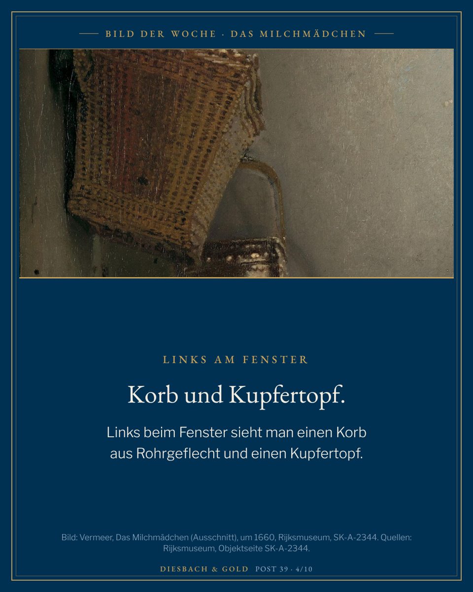 Ausschnitt: Korb aus Rohrgeflecht und Kupfertopf an der Wand neben dem Fenster.