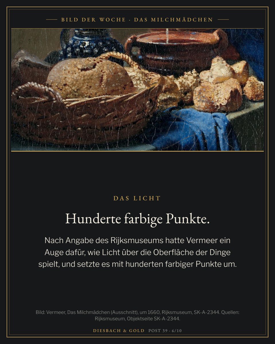 Ausschnitt: Brotkorb mit Laib und Brötchen vor einem blauen Tuch, links ein Krug.