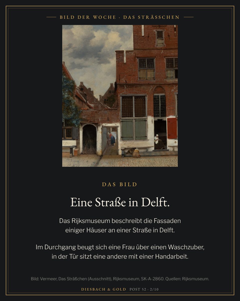 Das Gemälde im Gesamtbild: Ziegelhäuser unter Wolkenhimmel, unten eine Straße mit Durchgängen und Figuren.