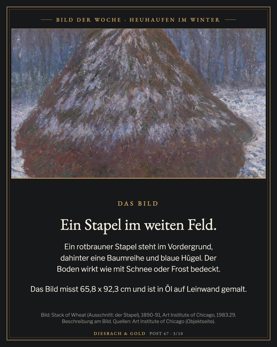 Ausschnitt: der rotbraune Stapel im Feld, dahinter Baumreihe und Hügel.