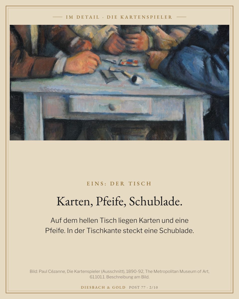 Ausschnitt: Karten, Pfeife und Schublade auf dem hellblauen Tisch.